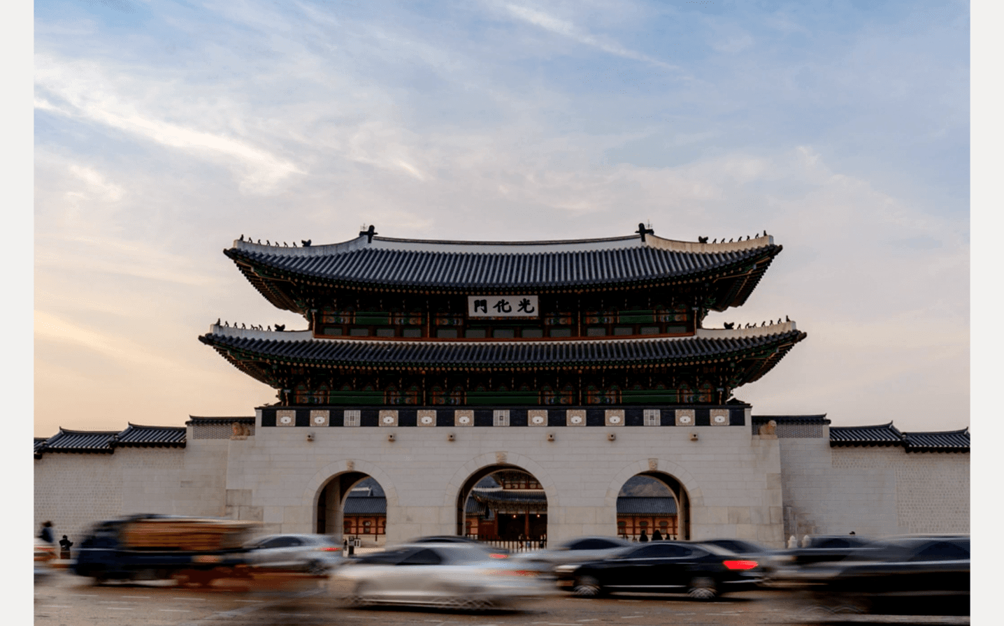 석양의 광화문 전경과 흐르는 차량 궤적