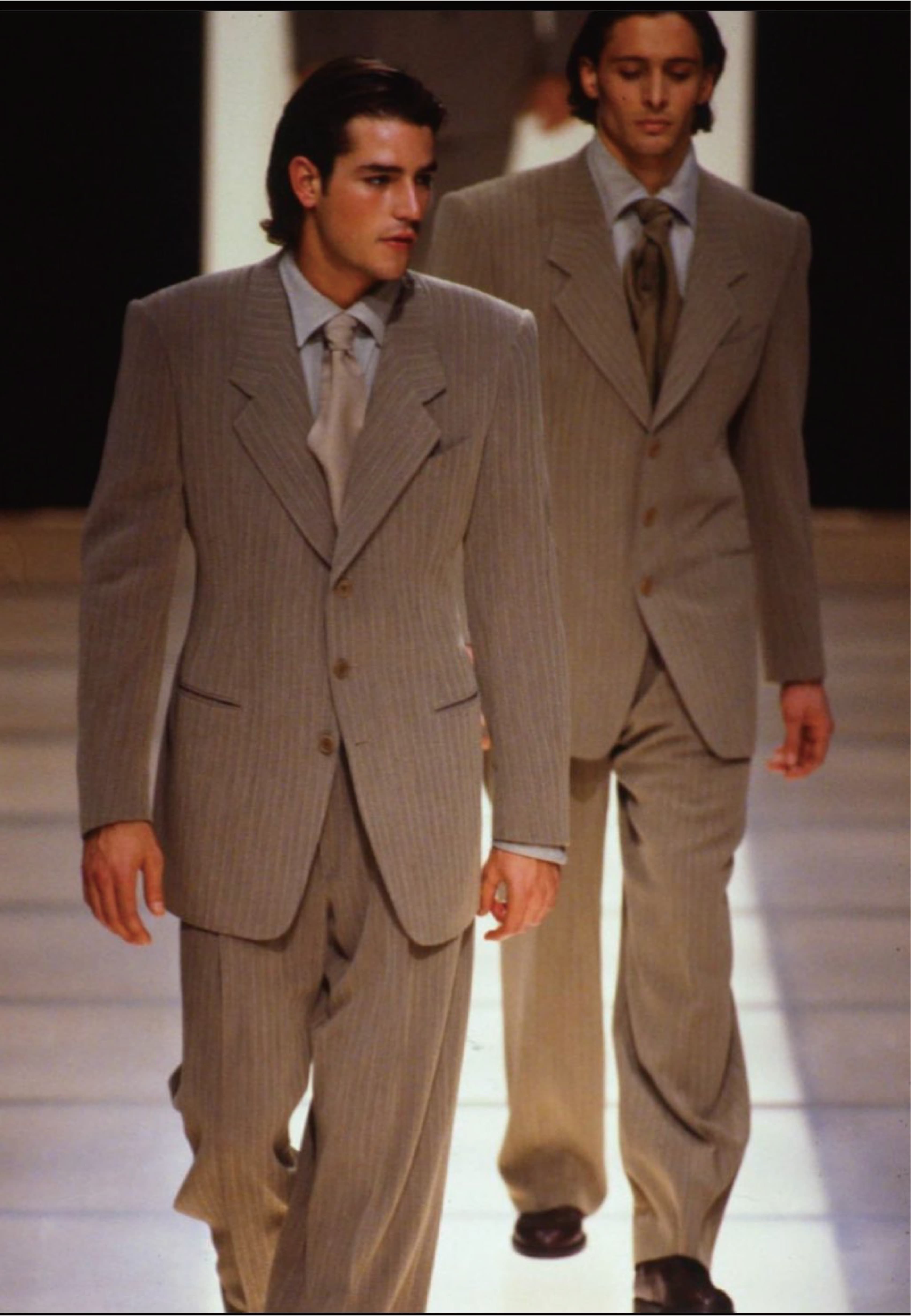 3-BUTTON SUITS image 4